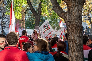 DES CENTAINES DE QUEBECOIS D'ORIGINE LIBANAISE MANIFESTENT POUR DEMANDER LA DEMISSION DU GOUVERNEMENT DU LIBAN, SQUARE DORCHESTER, MONTREAL, QUEBEC, CANADA 