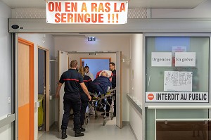 SERVICES DES URGENCES DE L'HOPITAL EN GREVE, SLOGAN 'ON EN A RAS LA SERINGUE', AUXERRE, YONNE, FRANCE 