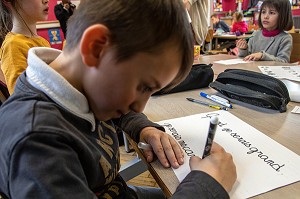 ORTHOGRAPHE ET ECRITURE, ORIENTATION METIER, CLASSE D'ECOLE PRIMAIRE DE LA VILLE DE RUGLES, EURE, NORMANDIE, FRANCE 