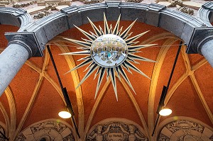 EXPOSITION DES SOLEILS D'OR (SOLES DE ORO) DE L'ARTISTE BETSABEE ROMERO, COUR INTERIEUR DE LA VIEILLE BOURSE DE LILLE, GRAND'PLACE, LILLE, NORD, FRANCE 