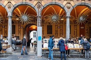 MARCHE AU LIVRES, COUR INTERIEUR DE LA VIEILLE BOURSE DE LILLE, GRAND'PLACE, LILLE, NORD, FRANCE 