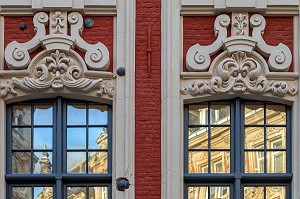 MASCARON DE DECORATION, FACADE D'IMMEUBLE CLASSE AUX MONUMENTS HISTORIQUES, RUE DE LA BOURSE, VIEUX-LILLE PRES DE LA GRAND'PLACE, LILLE, NORD, FRANCE 