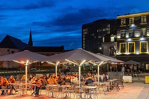 TERRASSE DU CAFE BAR AUSTRALIEN OZ A LA TOMBEE DE LA NUIT, LILLE, NORD, FRANCE 