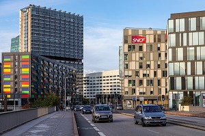 IMMEUBLE DE BUREAUX, SNCF, ET RESIDENCE ETUDIANTE LES ESTUDINES (IMMEUBLE COLORE), QUARTIER EURALILLE, BOULEVARD EMILE DUBUISSON LILLE, NORD, FRANCE 