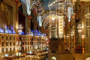 REFLET DE L'INTERIEUR DE L'OPERA SUR LA PLACE ET LES TERRASSE DE RESTAURANTS, PLACE DE L'OPERA, LILLE, NORD, FRANCE 