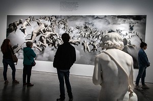 VISITEURS DEVANT LE DERNIER JUGEMENT DANS DE CYBER ESPACE DE MIAO XIAOCHUN, CHINE 1964, PALAIS DES BEAUX-ARTS, LILLE, NORD, FRANCE 