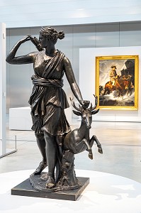 DIANE, DEESSE ROMAINE DE LA CHASSE ACCOMPAGNEE D'UNE BICHE, BRONZE D'APRES UNE SCULPTURE ATRIBUEE A LEOCHARES, GALERIE DU TEMPS, MUSEE LOUVRE-LENS, LENS, PAS-DE-CALAIS, FRANCE 