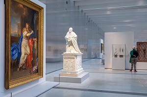 PEINTURE DE SAINTE-MARIE-MADELEINE RENONCANT AUX VANITES DU MONDE PAR CHARLES LE BRUN, MARBRE DE JACQUES SARAZIN (1592-1660), MONUMENT DU COEUR DU CARDINAL PIERRE DE BERULLE, VISITEURS DANS LA GALERIE DU TEMPS, MUSEE LOUVRE-LENS, LENS, PAS-DE-CALAIS, FRANCE 