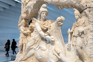 RELIEF REPRESENTANT MITHRA, DIEU IRANIEN DU SOLEIL SACRIFIANT UN TAUREAU, 100-200 APRES JC, CAPITOLE ROME, ITALIE, GALERIE DU TEMPS, MUSEE LOUVRE-LENS, LENS, PAS-DE-CALAIS, FRANCE 