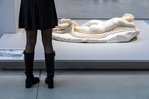 HERMAPHRODITE ENDORMI, MARBRE D'APRES POLYCRES VERS 175 APRES JC, GALERIE DU TEMPS, MUSEE LOUVRE-LENS, LENS, PAS-DE-CALAIS, FRANCE 