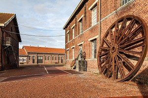 BATIMENT DEVANT LA FOSSE DELLOYE, MUSEE DE LA MINE DU NORD-PAS DE CALAIS, CENTRE HISTORIQUE MINIER LEWARDE, NORD, FRANCE 