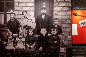 PHOTOGRAPHIE D'UNE FAMILLE POLONAISE VENUE TRAVAILLER À LA MINE, COLLECTION DU MUSEE DE LA MINE DU NORD-PAS DE CALAIS, CENTRE HISTORIQUE MINIER LEWARDE, NORD, FRANCE 