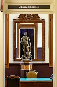 BUREAU DE L'INGENIEUR, STATUE EN BRONZE DE JULES MARMOTTAN (1829-1883), MUSEE DE LA MINE DU NORD-PAS DE CALAIS, CENTRE HISTORIQUE MINIER LEWARDE, NORD, FRANCE 