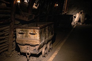 MINEUR DANS LA GALERIE DE CHARBON, MUSEE DE LA MINE DU NORD-PAS DE CALAIS, CENTRE HISTORIQUE MINIER LEWARDE, NORD, FRANCE 