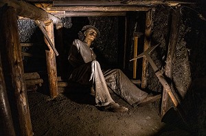 MINEUR DANS LA GALERIE DE CHARBON, MUSEE DE LA MINE DU NORD-PAS DE CALAIS, CENTRE HISTORIQUE MINIER LEWARDE, NORD, FRANCE 