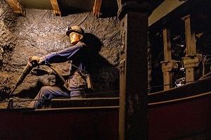 MINEUR AVEC SON MARTEAU-PIQUEUR DANS LA GALERIE, MUSEE DE LA MINE DU NORD-PAS DE CALAIS, CENTRE HISTORIQUE MINIER LEWARDE, NORD, FRANCE 
