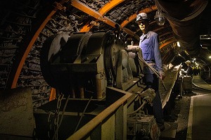 TRANSPORT DU CHARBON DANS LA GALERIE, MUSEE DE LA MINE DU NORD-PAS DE CALAIS, CENTRE HISTORIQUE MINIER LEWARDE, NORD, FRANCE 