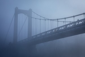 PONT SUSPENDU SUR LES BORDS DE LA SEINE DANS LA BRUME MATINALE, LES-ANDELYS, (27) EURE, HAUTE-NORMANDIE, NORMANDIE, FRANCE 