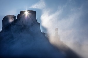 RUINES DU CHATEAU GAILLARD, FORTERESSE MILITAIRE DU XII EME SIECLE DANS LA BRUME MATINALE, LES-ANDELYS, (27) EURE, HAUTE-NORMANDIE, NORMANDIE, FRANCE 