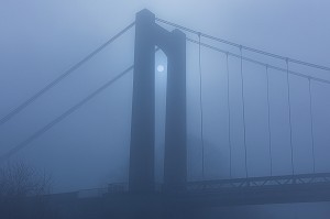 PONT SUSPENDU SUR LES BORDS DE LA SEINE DANS LA BRUME MATINALE, LES-ANDELYS, (27) EURE, HAUTE-NORMANDIE, NORMANDIE, FRANCE 