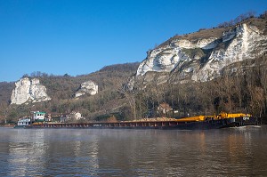 BARGE PENICHE POUR LE TRANSPORT FLUVIAL DE MATERIAUX DE CONSTRUCTION DEVANT LES FALAISES CALCAIRES BLANCHES, LES-ANDELYS, (27) EURE, HAUTE-NORMANDIE, NORMANDIE, FRANCE 