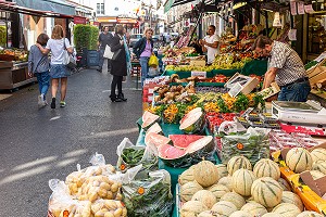 COMMERCE DE PRIMEURS FRUITS ET LEGUMES, RUE PIETONNE ET COMMERCANTE, RUE PONCELET, PARIS, FRANCE 