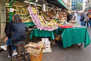 COMMERCE DE PRIMEURS FRUITS ET LEGUMES, RUE PIETONNE ET COMMERCANTE, RUE PONCELET, PARIS, FRANCE 