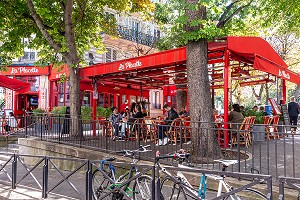 TERRASSE DU RESTAURANT LA PLACETTE, RUE DE MONTENOTTE, AVENUE MAC-MAHON, PARIS, FRANCE 