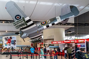 HALL D'ENTREE ET BILLETTERIE DU MEMORIAL DE CAEN, SPITFIRE DE LA ROYAL AIR FORCE, SITE DU DEBARQUEMENT DU 6 JUIN 1944, CALVADOS (14), NORMANDIE, FRANCE 