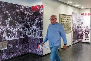 CONSTRUCTION DU MUR DE BERLIN EN AOUT 1961, EXPOSITION SUR LES MUR DU MEMORIAL DE CAEN, CALVADOS (14), NORMANDIE, FRANCE 