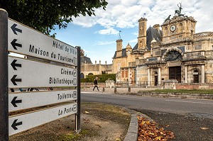 PANNEAUX DE DIRECTION DES CENTRE D'INTERET DE LA VILLE DEVANT LE CHATEAU D'ANET, CHATEAU DE DIANE DE POITIERS, EURE-ET-LOIR (28), FRANCE 