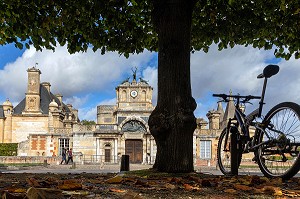 VELO DEVANT LE CHATEAU D'ANET, CHATEAU DE DIANE DE POITIERS, EURE-ET-LOIR (28), FRANCE 