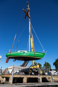 MANIPULATION ET SORTIE DE L'EAU D'UN VOILIER SUR LE PORT DE VANNES, GOLFE DU MORBIHAN, FRANCE 