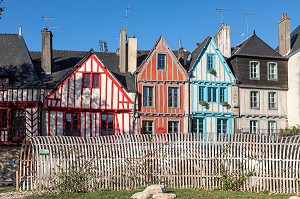 MAISONS A COLOMBAGES, PANS DE BOIS COLOREES RENAISSANCE, ESPLANADE SIMONE VIEIL, RUE DU PORT, VANNES, (56) MORBIHAN, BRETAGNE, FRANCE 