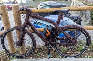 VELO COSTUMISE, DECORATION AVEC DE LA FAUSSE FOURRURE, VANNES, (56) MORBIHAN, BRETAGNE, FRANCE 