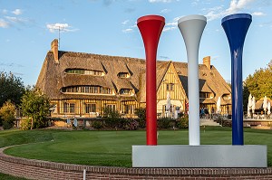 CLUB HOUSE DU GOLF PGA FRANCE DU VAUDREUIL AVEC UNE EXPOSITION DES OEUVRES DE L'ARTISTE HUBERT PRIVE, LE VAUDREUIL, (27) EURE, HAUTE-NORMANDIE, FRANCE 