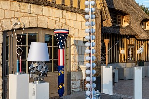 CLUB HOUSE DU GOLF PGA FRANCE DU VAUDREUIL AVEC UNE EXPOSITION DES OEUVRES DE L'ARTISTE HUBERT PRIVE, LE VAUDREUIL, (27) EURE, HAUTE-NORMANDIE, FRANCE 