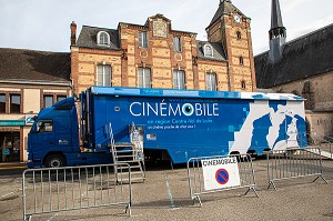 CINEMOBILE, SALLE DE CINEMA ITINERANTE SUR UN CAMION SEMI-REMORQUE DE LA REGION CENTRE-VAL DE LOIRE, MAINTENON, EURE-ET-LOIR, FRANCE 