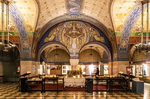 RELIQUAIRE DES EPOUX MARTIN ET LA VIE DE LEUR FILLE THERESE, CRYPTE DE LA BASILIQUE SAINTE-THERESE DE LISIEUX, PAYS D'AUGE, CALVADOS, NORMANDIE, FRANCE 