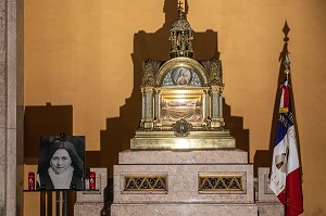 RELIQUAIRE DE SAINTE-THERESE DU TRANSEPT SUD, BASILIQUE SAINTE-THERESE DE LISIEUX CONSTRUITE EN 1929 EN L'HONNEUR DE SAINTE-THERESE DE L'ENFANT JESUS CANONISES EN 1925, STYLE ROMANO-BYZANTIN, LISIEUX, PAYS D'AUGE, CALVADOS, NORMANDIE, FRANCE 