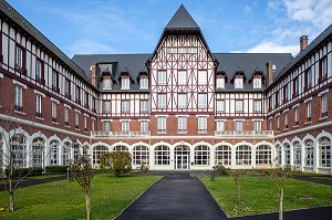 FACADE DE L'HERMITAGE SAINTE-THERESE, LIEU D'HEBERGEMENT DES PELERINS, LISIEUX, PAYS D'AUGE, CALVADOS, NORMANDIE, FRANCE 
