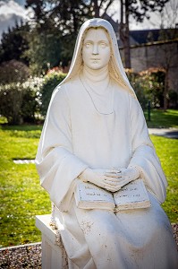 STATUE DE SAINTE-THERESE DE L'ENFANT JESUS (1873-1897) CANONISEE EN 1925, PARC DE L'HERMITAGE SAINTE-THERESE, LISIEUX, PAYS D'AUGE, CALVADOS, NORMANDIE, FRANCE 