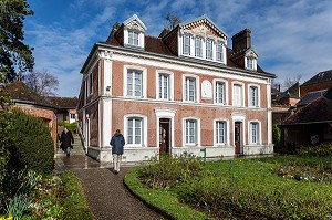 FACADE DE LA MAISON DES BUISSONNETS OU THERESE PASSE SON ENFANCE, SAINTE-THERESE DE LISIEUX OU SAINTE-THERESE DE L'ENFANT JESUS CANONISEE EN 1925, LISIEUX, PAYS D'AUGE, CALVADOS, NORMANDIE, FRANCE 