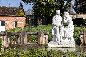 STATUE REPRESENTANT LA DEMANDE D'AUTORISATION DE THERESE A SON PERE POUR ENTRER AU CARMEL, JARDIN DE LA MAISON DES BUISSONNETS, SAINTE-THERESE DE L'ENFANT JESUS, LISIEUX, PAYS D'AUGE, CALVADOS, NORMANDIE, FRANCE 