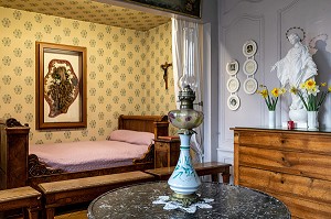 MAISON DES BUISSONNETS, CHAMBRE OU THERESE MARTIN PASSE SON ENFANCE, SAINTE-THERESE DE L'ENFANT JESUS CANONISEE EN 1925, LISIEUX, PAYS D'AUGE, CALVADOS, NORMANDIE, FRANCE 