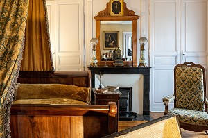 CHAMBRE DE LOUIS MARTIN, PERE DE THERESE DANS LA MAISON DE SON ENFANCE, MAISON DES BUISSONNETS, SAINTE-THERESE DE L'ENFANT JESUS CANONISEE EN 1925, LISIEUX, PAYS D'AUGE, CALVADOS, NORMANDIE, FRANCE 