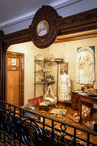 OBJETS FAMILIERS ET JOUETS DES ENFANTS, MAISON DES BUISSONNETS OU THERESE PASSE SON ENFANCE, SAINTE-THERESE DE L'ENFANT JESUS CANONISEE EN 1925, LISIEUX, PAYS D'AUGE, CALVADOS, NORMANDIE, FRANCE 