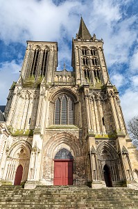 FACADE DE LA CATHEDRALE SAINT-PIERRE, STYLE OGIVAL NORMAND, SAINTE-THERESE ASSISTE A LA MESSE DU DIMANCHE, LISIEUX, PAYS D'AUGE, CALVADOS, NORMANDIE, FRANCE 