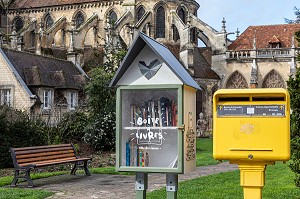 BOITE A LIVRES EN LIBRE SERVICE ET BOITE A LETTRES, RUE HENRY CHERON, LISIEUX, PAYS D'AUGE, CALVADOS, NORMANDIE, FRANCE 