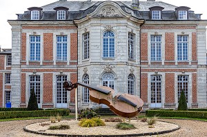 VIOLON GEANT DEVANT LE CONSERVATOIRE DE MUSIQUE ET DE DANSE, LISIEUX, PAYS D'AUGE, CALVADOS, NORMANDIE, FRANCE 